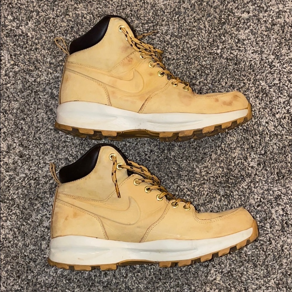 Men’s size 9 Manoa boots.